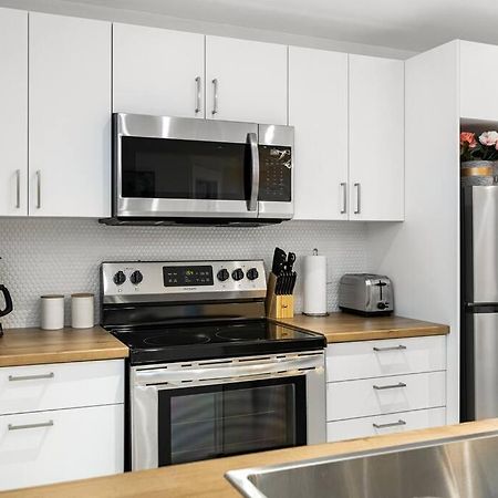 Beautiful 1 Bedroom Apartment - Private Entrance Moncton Exterior foto