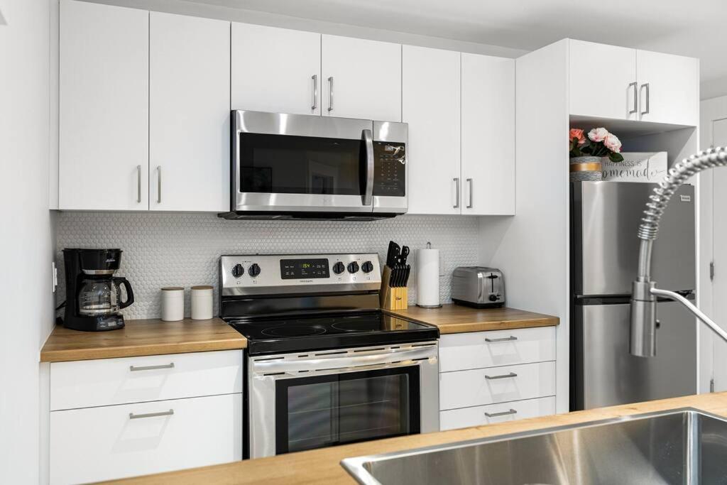 Beautiful 1 Bedroom Apartment - Private Entrance Moncton Exterior foto