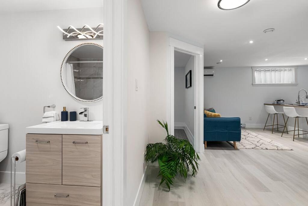 Beautiful 1 Bedroom Apartment - Private Entrance Moncton Exterior foto