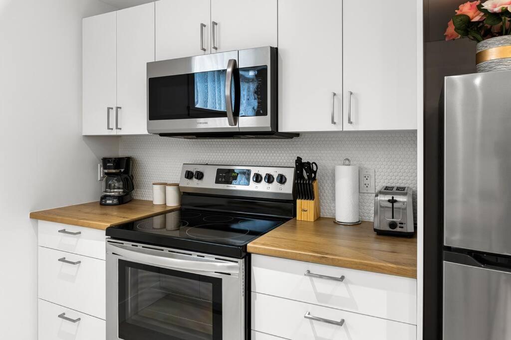 Beautiful 1 Bedroom Apartment - Private Entrance Moncton Exterior foto