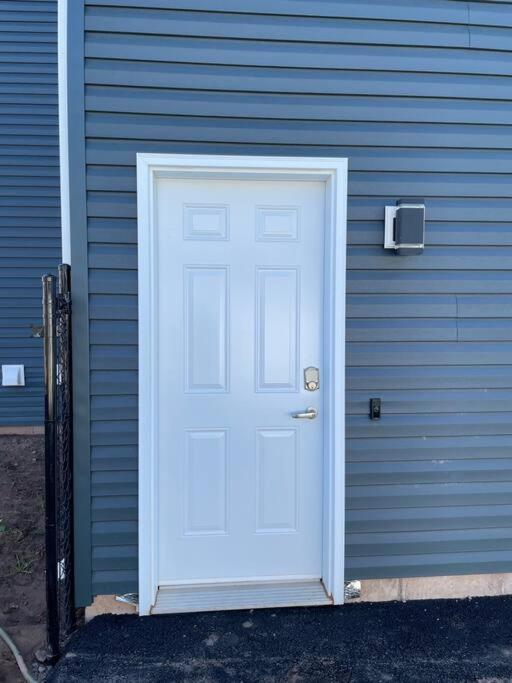 Beautiful 1 Bedroom Apartment - Private Entrance Moncton Exterior foto